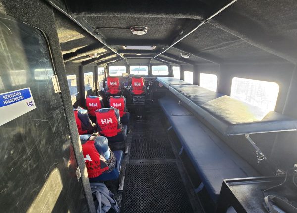 Interior de la lancha con capacidad para 14 pasajeros