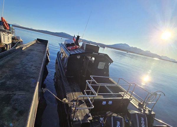 Lancha rapida para transporte maritimo en Puerto Natales